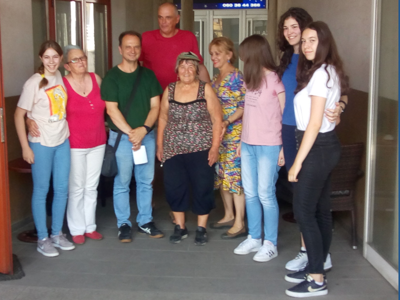 Grupni portret sa damama i organizatorima