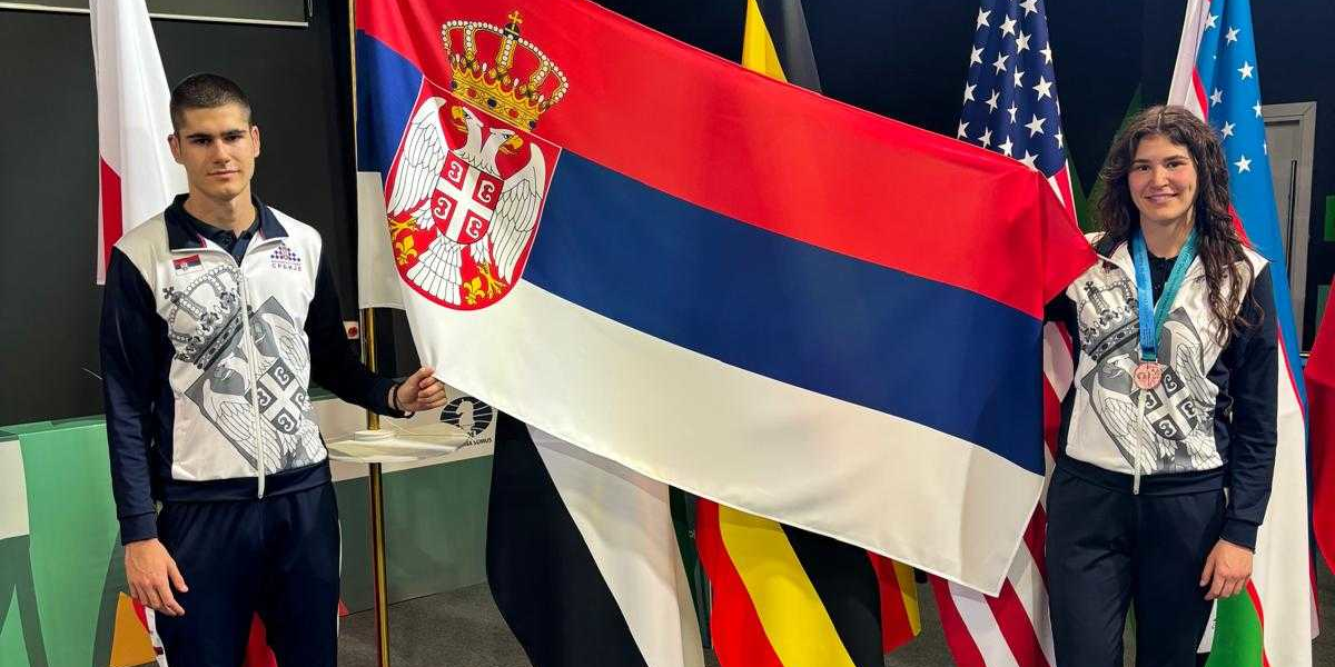 Jovana i Jovan Pavićević sa zastavom Srbije